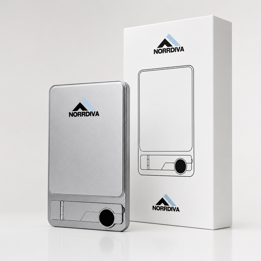 Sølvfarget Norrdiva powerbank med logo foran hvit produkteske